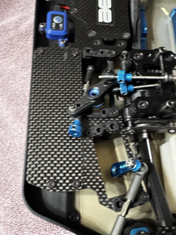 Buggy todoterreno de competición Team Associated RC8B3.2 Nitro 1/8 4x4 Foto 3 de 4