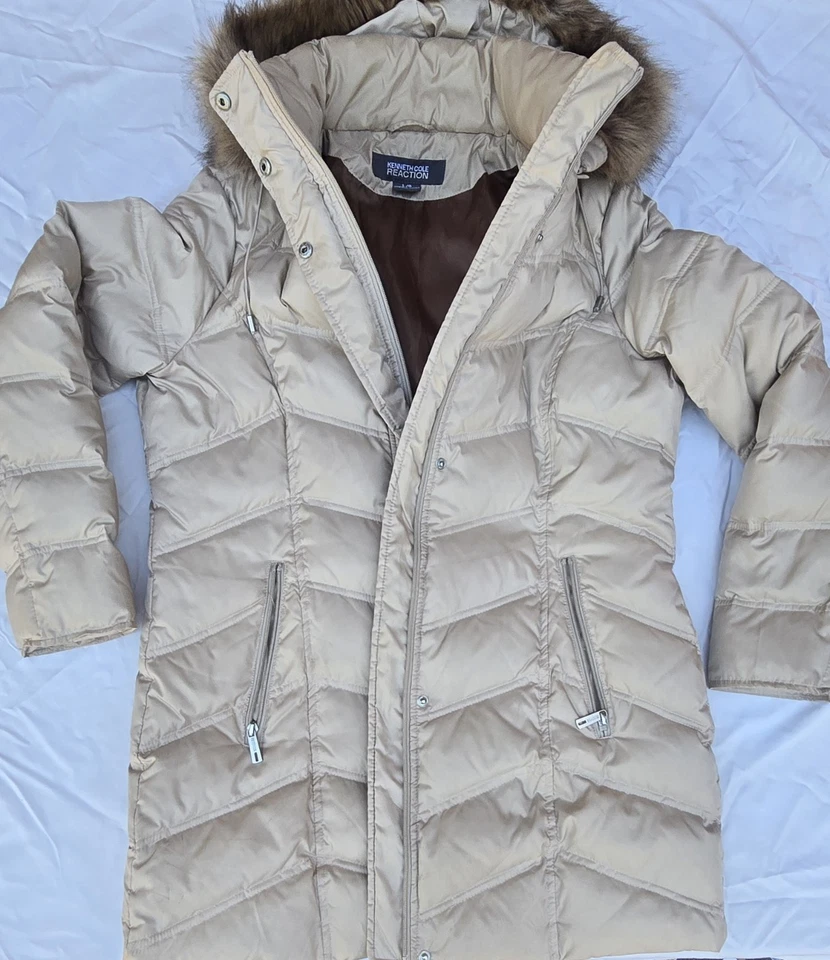 Casaco de inverno feminino Kenneth Cole Reaction longo acolchoado com capuz de pele sintética G/G - Imagem 2 de 4