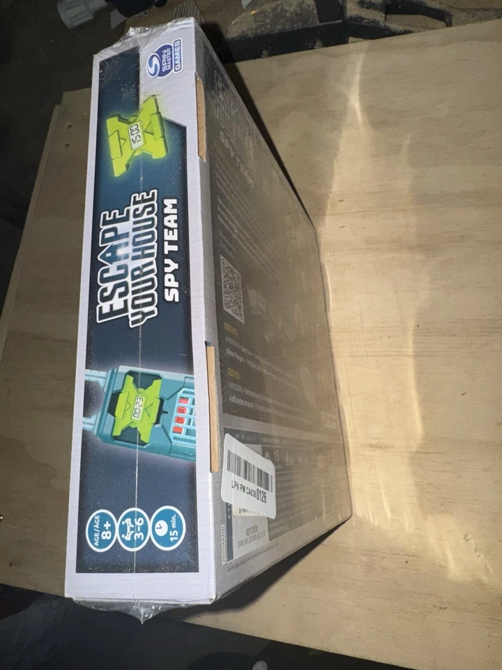 ESCAPE ROOM Spy Team Fun Strategy Family Edition BOARD GAME Escape Your House - Image 4 of 4