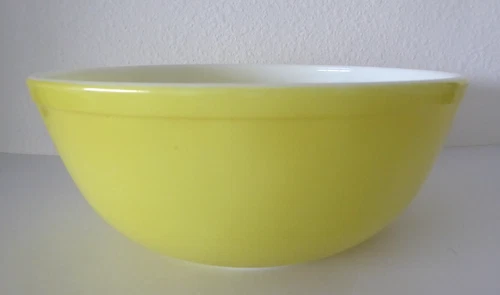 Vintage Pyrex #404 4 Qt Large Yellow Mixing Salad Serving Glass Bowl, 10"