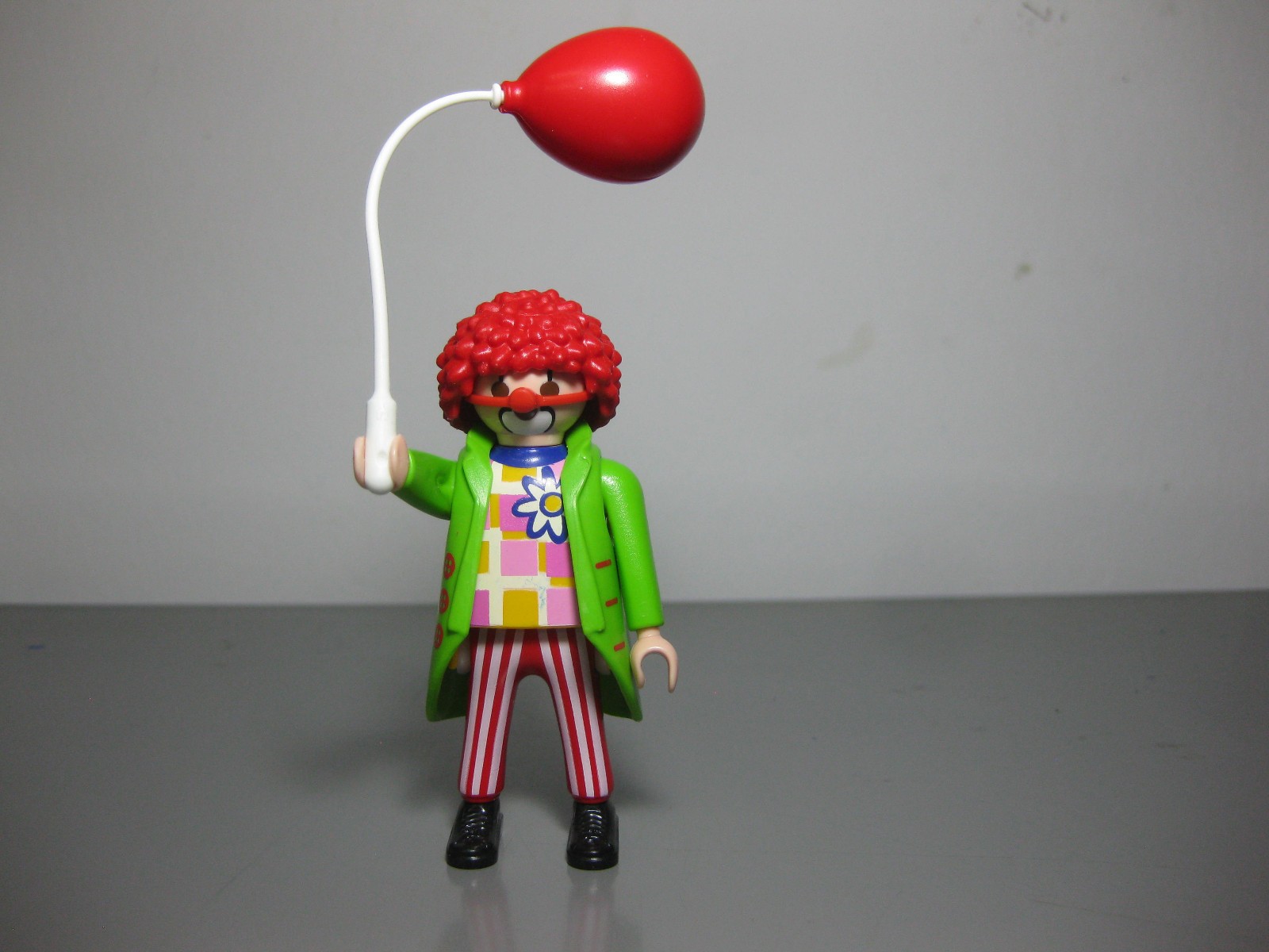 PLAYMOBIL figura payaso circo pelo rizado y chaleco verde Y GLOBO -C1