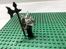 LEGO Knight's Kingdom Cedric the Bull - Chrome silver dragon helmet (4818)