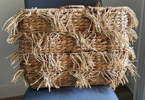 Cesta con flecos de jacinto de agua Opalhouse ovalada grande de mimbre natural boho - Imagen 2 de 4