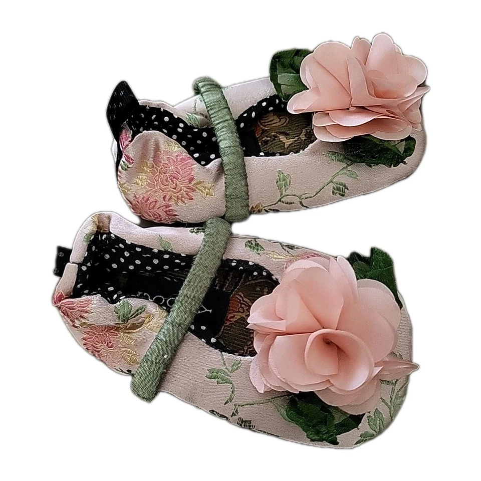 Zapatos de bebé niña Goody suaves con flores de satén. Talla 8M Hecho a mano. China Foto 4 de 4