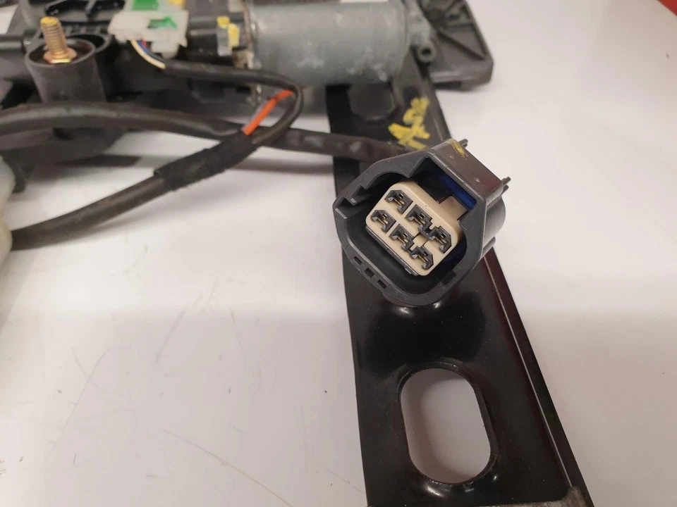 FORD FOCUS WINDOW REGULATOR + MOTOR FRONT PASSENGER SIDE LH 2007 2 DOOR COUPE - Image 3 of 4