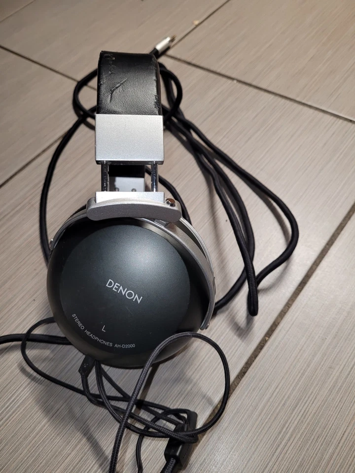 Auriculares sobre la oreja Denon AH-D2000 de alto rendimiento - negros usados Foto 3 de 4