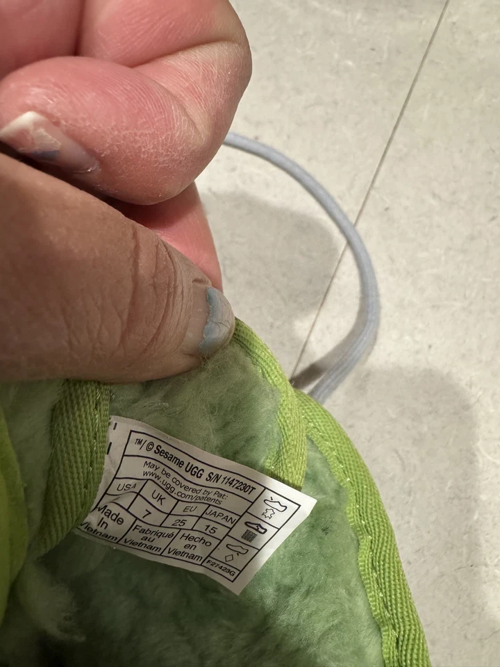 UGG x Plaza Sésamo Neumel (oscar) ligeramente usado. Niños pequeños Talla: 8 Foto 2 de 4