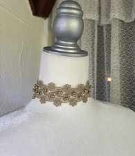 Goldfarbene Choker-Halskette aus Spitze mit I...