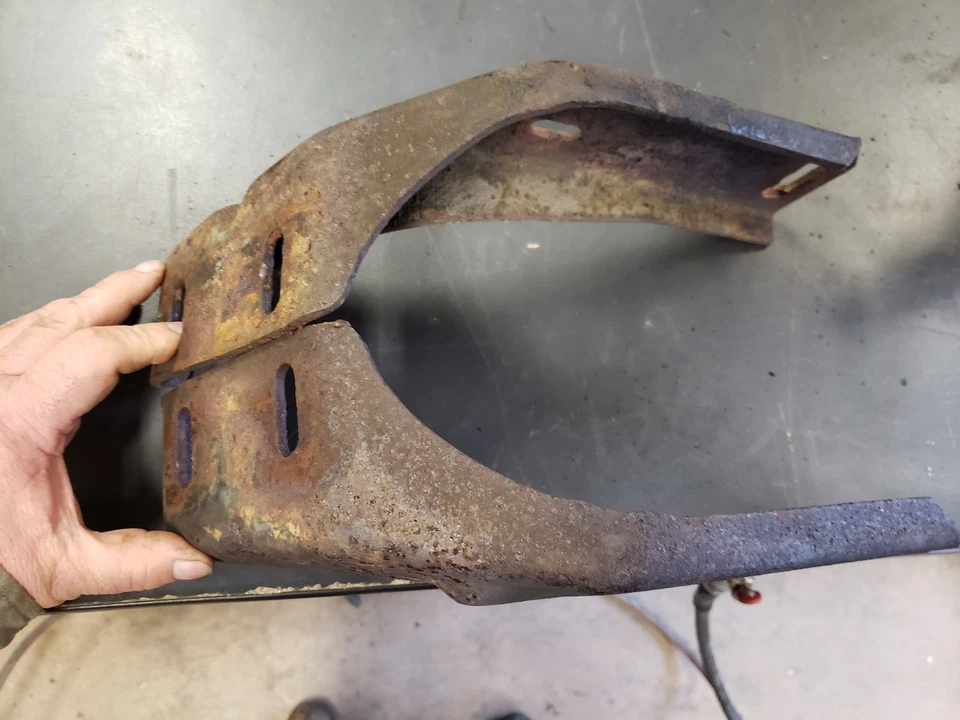 Juego de soportes de montaje de parachoques trasero Buick Wildcat Lesabre 1966 Foto 4 de 4