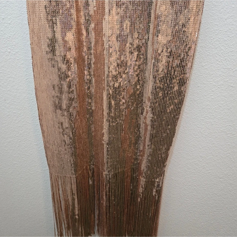 Vestido midi mediano con flecos de lentejuelas doradas Lulus Foto 4 de 4