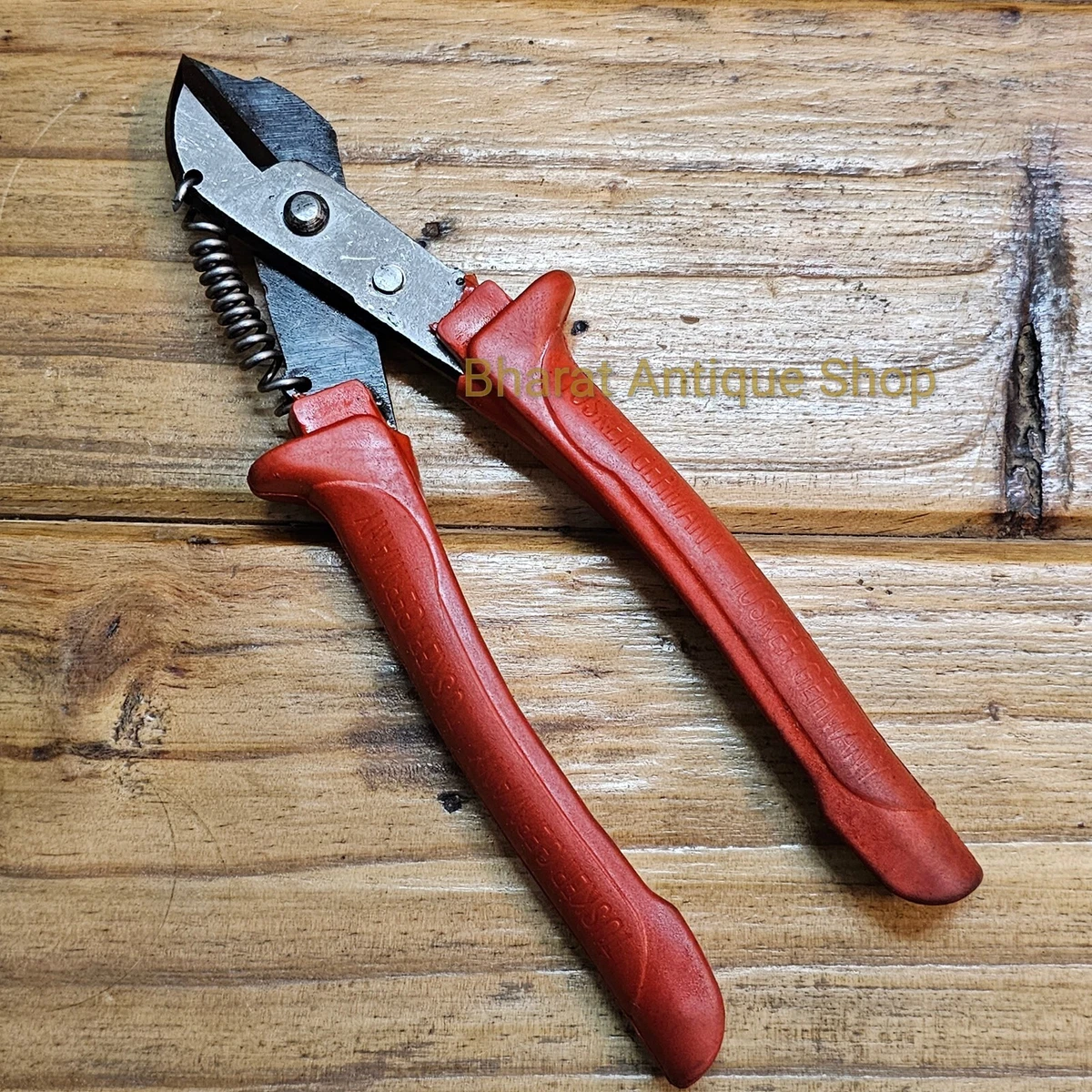 Metal outlet scissors cutter