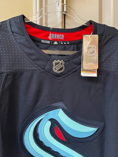 Nuova con etichette $180 Adidas NHL Seattle Kraken Home Hockey maglia nera GT5622 taglia 50 NUOVA - Foto 2 di 11