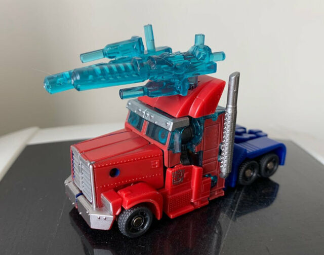 Transformers Commander Optimus Prime Cyberverse Action Figure Toy VO9276