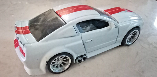 PROMARK BADD RIDE 2006 BIANCO CON STRISCE ROSSE FORD MUSTANG 1:64 AUTO PRESSOFUSA - Foto 2 di 4