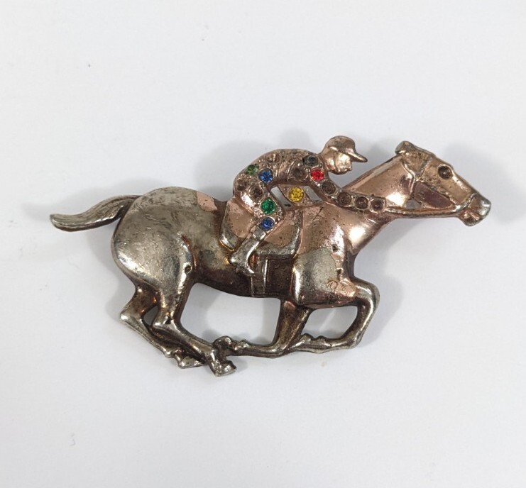 Broche Vintage Jockey Et Cheval Bleue - Thème Sport équestre - Collection Privée - Occasion Avec Traces