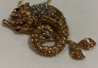 Schöner Betsey Johnsongold Leguan auf einem Baum Blatt goldfarben Schwanz und Kopf