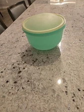 Tupperware 1424-5 Lettuce Keeper Crisper Bowl Green & Clear Domed Lid