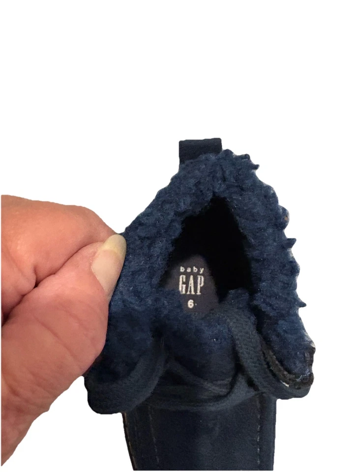 Botas infantis Baby Gap azul marinho forradas Sherpa tamanho 6 acabamento de pele sintética - Imagem 3 de 4