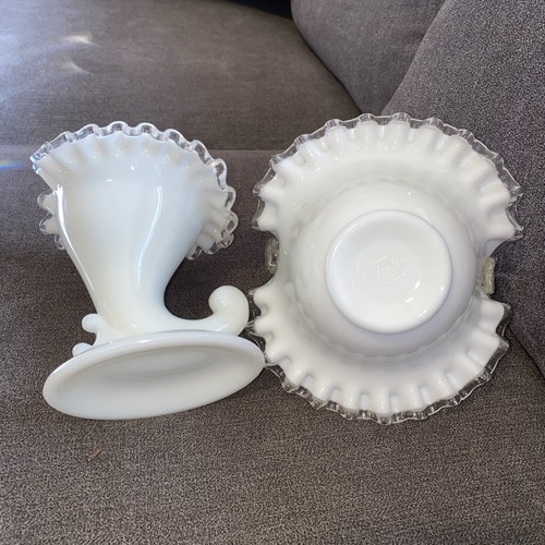 2 pezzi vintage Fenton vetro bianco latte crest argento arruffato cesto 7" e cornucopia - Foto 6 di 9