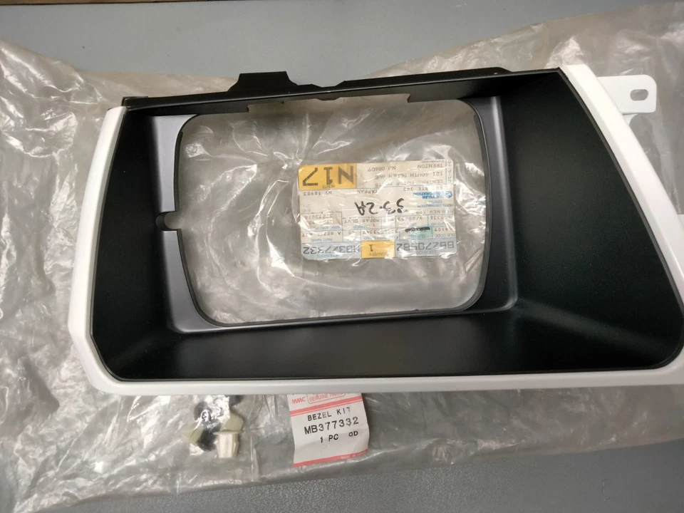 Mopar/Mitsubishi новый из старых запасов H/лампа ободок Rt. 85-86 Dodge Colt - Изображение 2 из 2