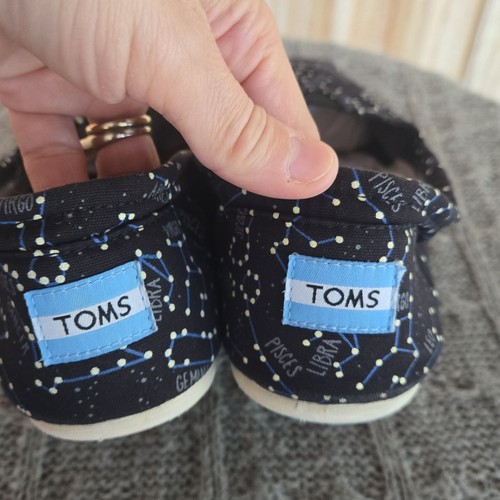 TOMS - Zapatos Clásicos de Lona Brillan en la Oscuridad Luna y Estrellas - Talla 9.5 - Imagen 4 de 9