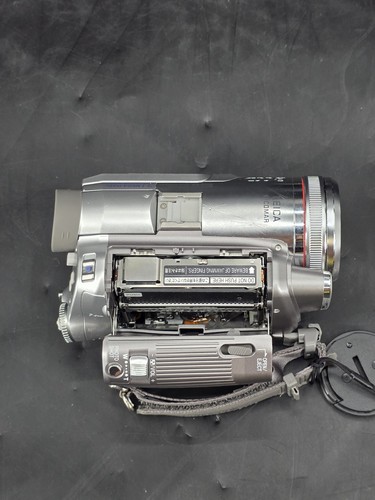 Panasonic PV-GS250 3CCD MiniDV Camcorder (Camera Only) - Picture 8 of 14