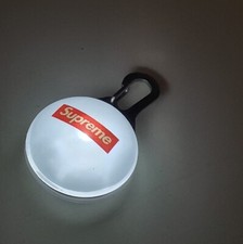 SS19 Supreme Spotlight Schlüsselanhänger LED Licht Keyring Wetterfest Zubehör 