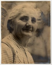 Silbergelatine Foto (28x22cm) um 1920  Alte Frau mit  Erntekorb - Aussilberung