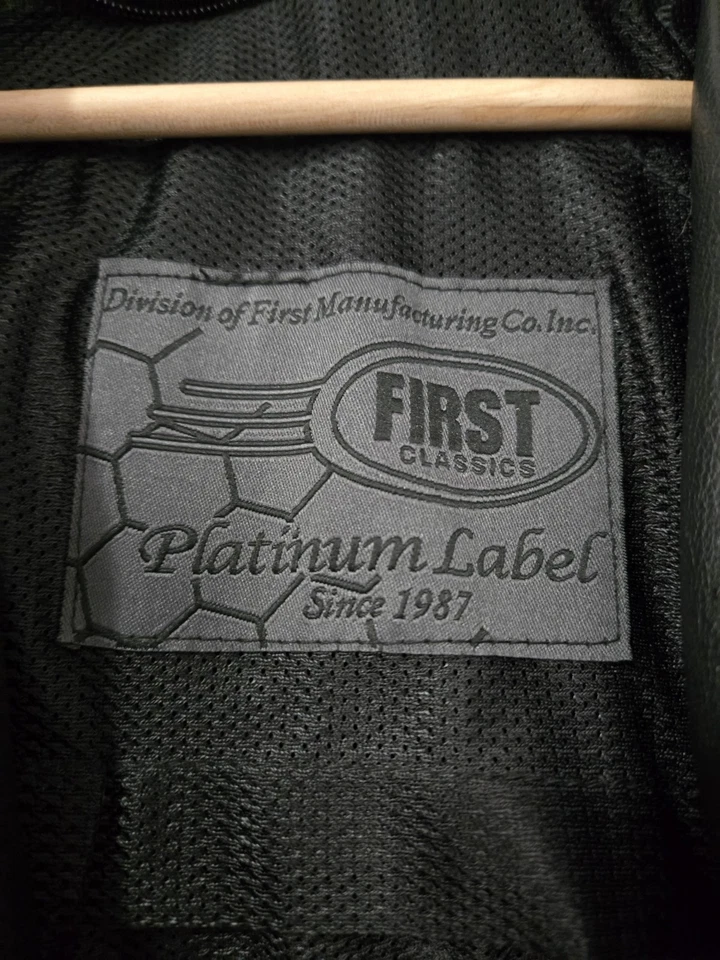 Chaqueta de cuero para motocicleta First Manufacturing Night Rider pequeña para hombre Foto 2 de 4