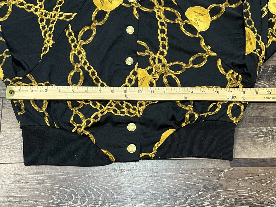 Nicki Minaj Feminino Logotipo Preto e Dourado Corrente Cropped Manga Longa XL Botão para Cima - Imagem 3 de 4