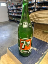 1960 7up SODA BOTTLE GREEN 1 pt 12 OZ  ACL SODA BOTTLE 7 BUBBLE EXCELLENT