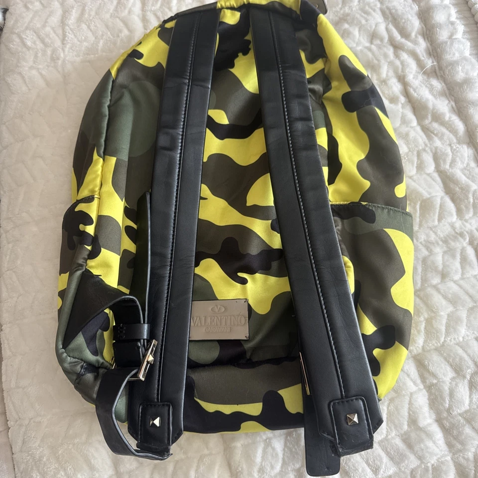 Mochila camuflada neon Valentino Garavani Rockstud - Imagem 2 de 4