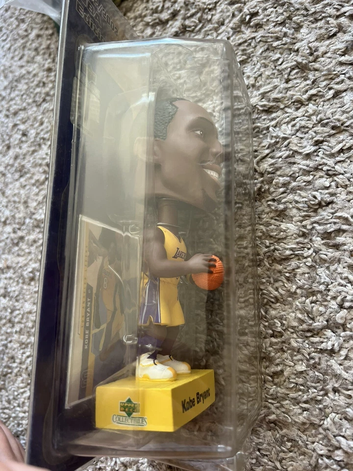 Upper Deck Play Makers 2002/2003 NBA 版湖人队科比·布莱恩特摇头公仔全新带包装 — 第 4/4 张图片