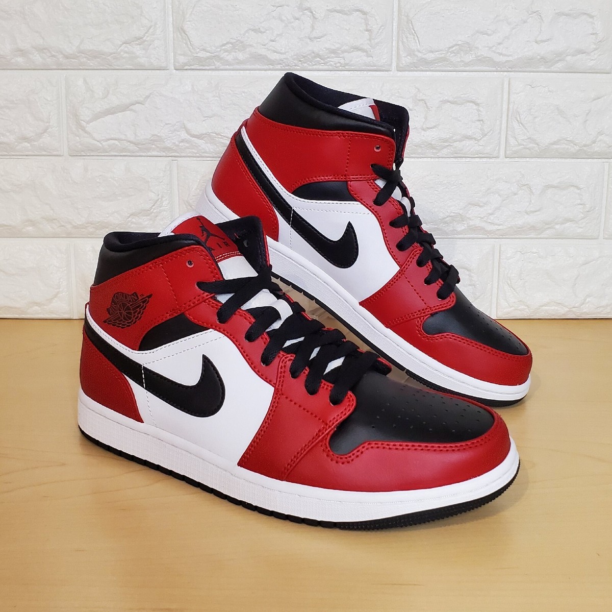 Nike Air Jordan 1 Mid Chicago Black Toe Mens Size 8.5 Red Nike Air Jordan 1 Mid Chicago Black Toe Mens Size 8.5 Red