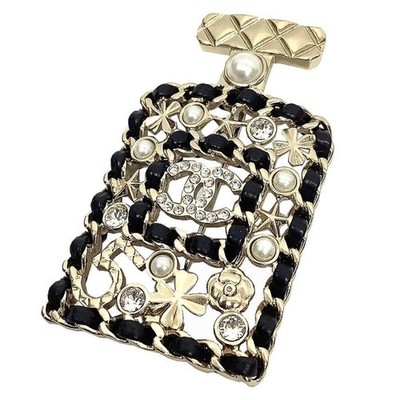 CHANEL Brosche mit Flaschenmotiv, Matelasse Design, Kleeblatt, Kamelie, Perle, Coco
