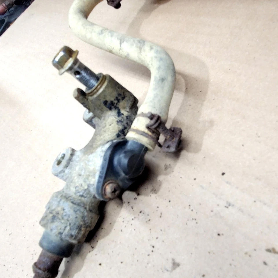 87-93 SUZUKI QUADRUNNER 230 OEM ГЛАВНЫЙ ЦИЛИНДР ЗАДНЕГО ТОРМОЗА С РЕЗЕРВУАРОМ - Изображение 3 из 4