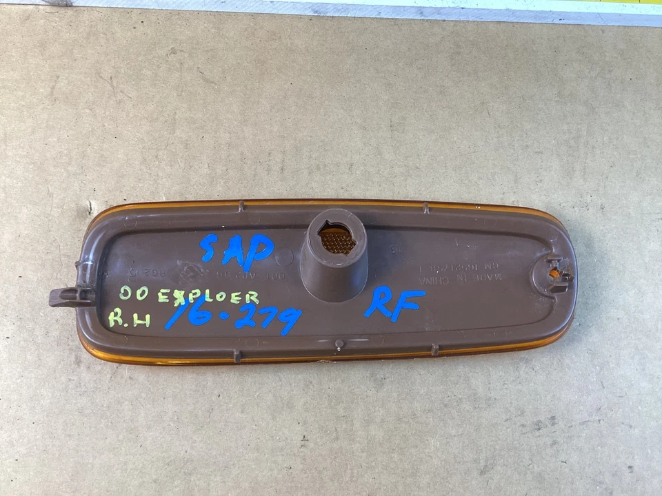 1996-2002 Chevrolet Express 1500 Right Passenger Corner/Park Side Marker Light - Image 3 of 4