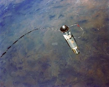 AGENA TARGET DOCKING VEHICLE TETHERED TO GEMINI 12 - 8X10 NASA PHOTO (EP-795)