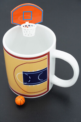 Winkee - Basketball Tasse mit Korb und Ball - Kaffeebecher mit Spielfunktion