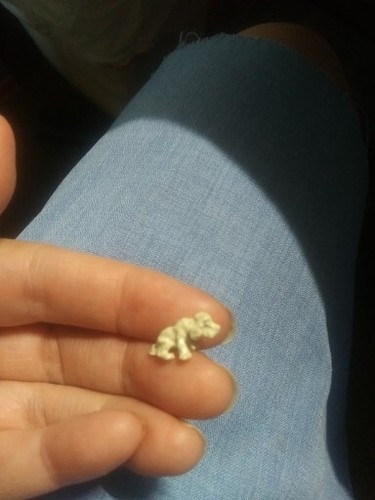 Vintage kleines Micro Puppenhaus Miniatur weiß bemalt Metall Hund - Bild 7 von 10