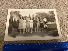 WWII Era Photo Two US Army Soldiers Pose With Six Pretty Girls Ladies In Yard
