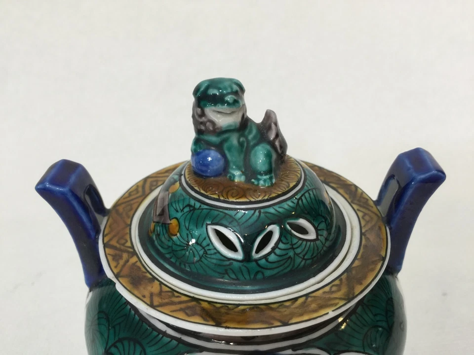 Quemador de incienso redondo japonés de porcelana Fuku con mango de perro Fu, 5" de alto, 4 1/4" con Foto 2 de 4