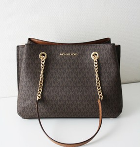 vans got this mini backpack