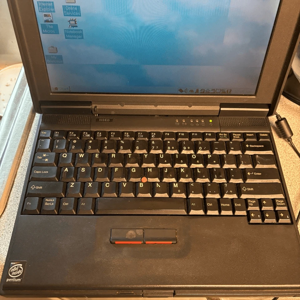 Computadora portátil IBM 310ED ThinkPad con discos y accesorios *Funciona, lee* Foto 3 de 4