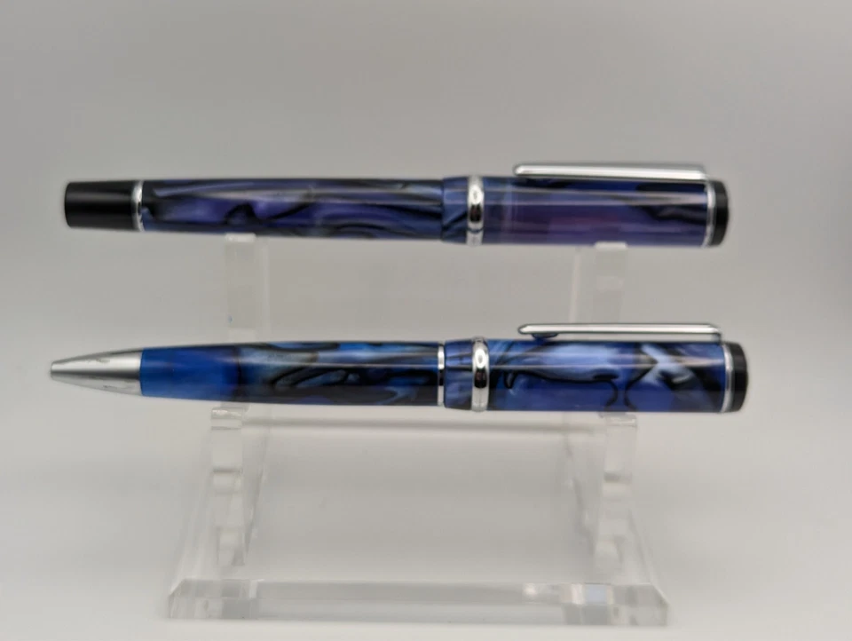 Juego de Pluma Estilográfica y Bolígrafo Rosetta Azul Galáctico con Cromo (Usado) Foto 2 de 4