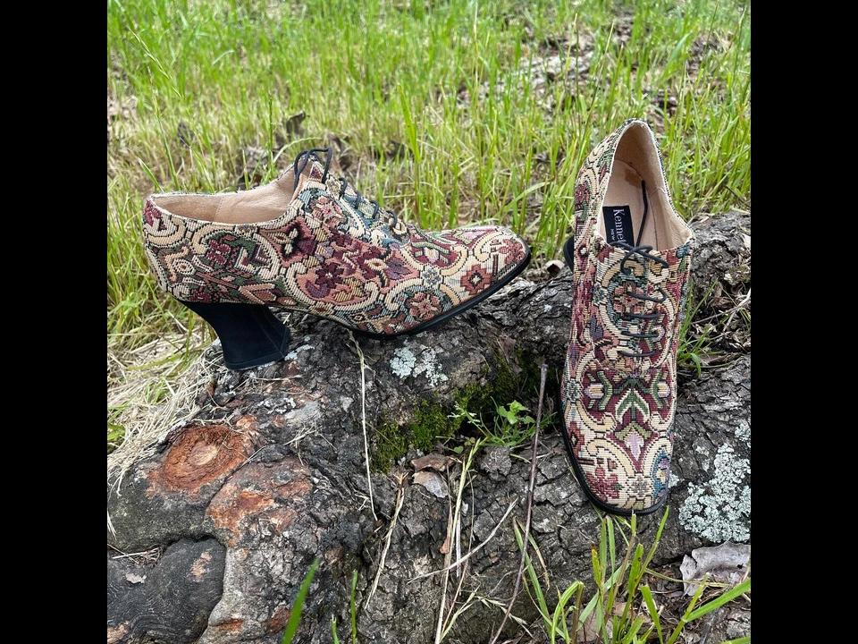 Tacones de mujer vintage Kenneth Cole Luis XIV tapiz rococó años 90 Foto 2 de 4