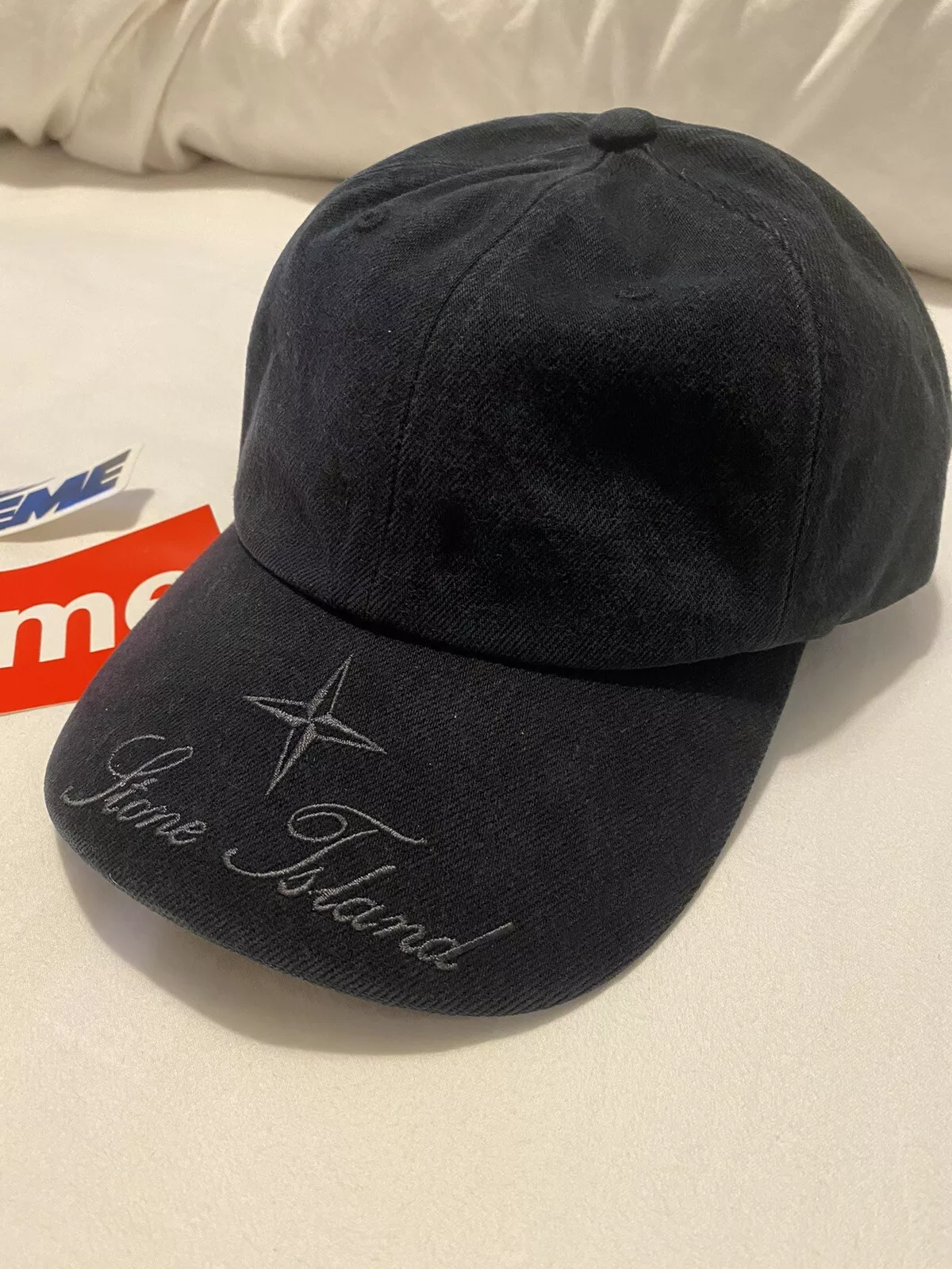 Casquette réfléchissante Supreme X Stone Island denim sergé 6 panneaux noir EN MAIN BN FW23