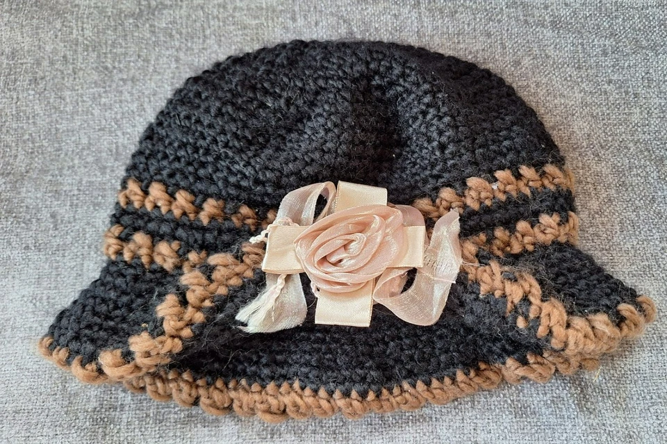 Vintage.Handmade Women's cloche hat in the style of the 1920s. Pink flower. - image 2 of 4