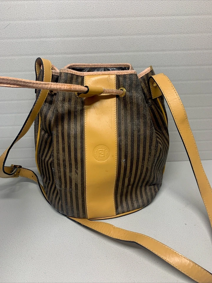 Autêntica bolsa tiracolo vintage Fendi Pequin balde de couro médio - Imagem 2 de 4
