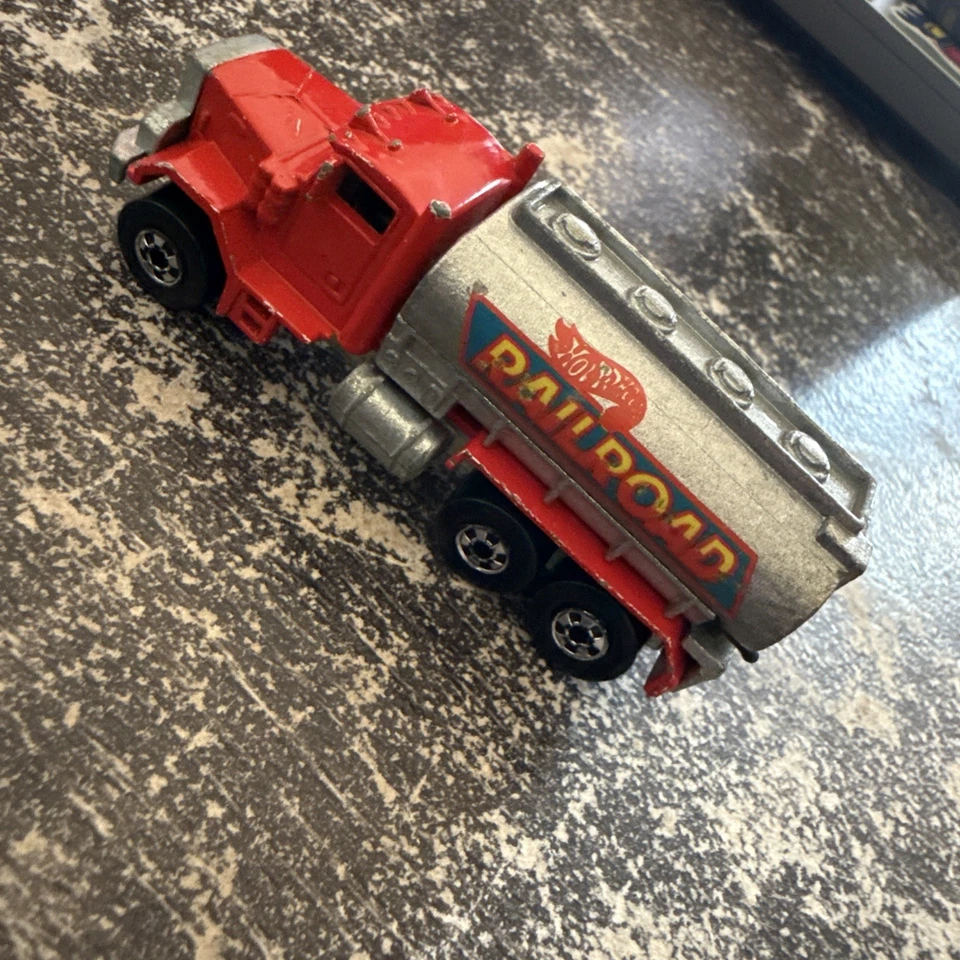 Camión cisterna Hot Wheels Peterbilt ferrocarril caballos de batalla rojos 1979 Malasia vintage Foto 3 de 4